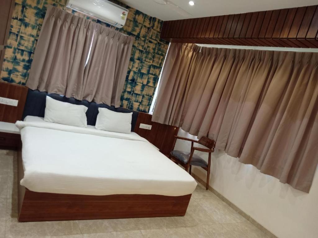 Hotel Suvarnam Residency Ahmednagar Exteriör bild